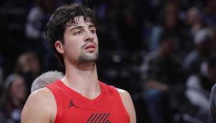 开云投注-把锅背好！阿夫迪亚19中7&amp;三分12投仅2中 还有7失误！