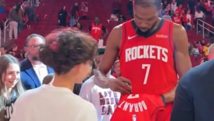 kaiyun app-优质偶像！杜兰特赛后与对手、队友、球迷互动 迟迟未离开