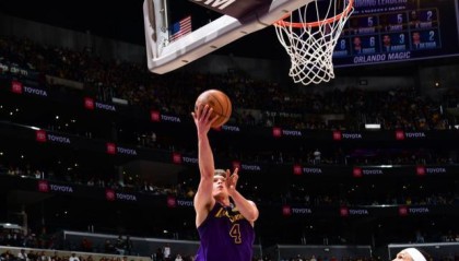 开云体育保障-湖人遭绝杀，菜鸟仍有惊喜，第三球星就是他？