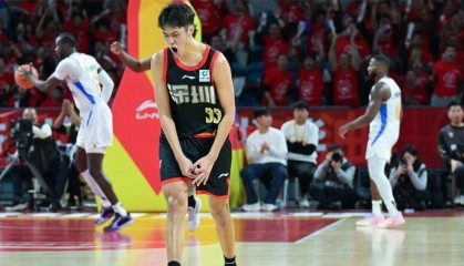 开云投注-轰25分力压曾凡博！中国男篮21岁2米05新星崛起：郭士强重用他？