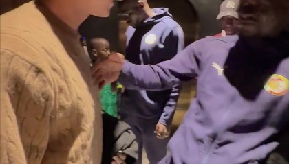 开云体育博彩-非常兴奋！马内见到昔日队友王楚热情拥抱，还与王楚妻子开玩笑